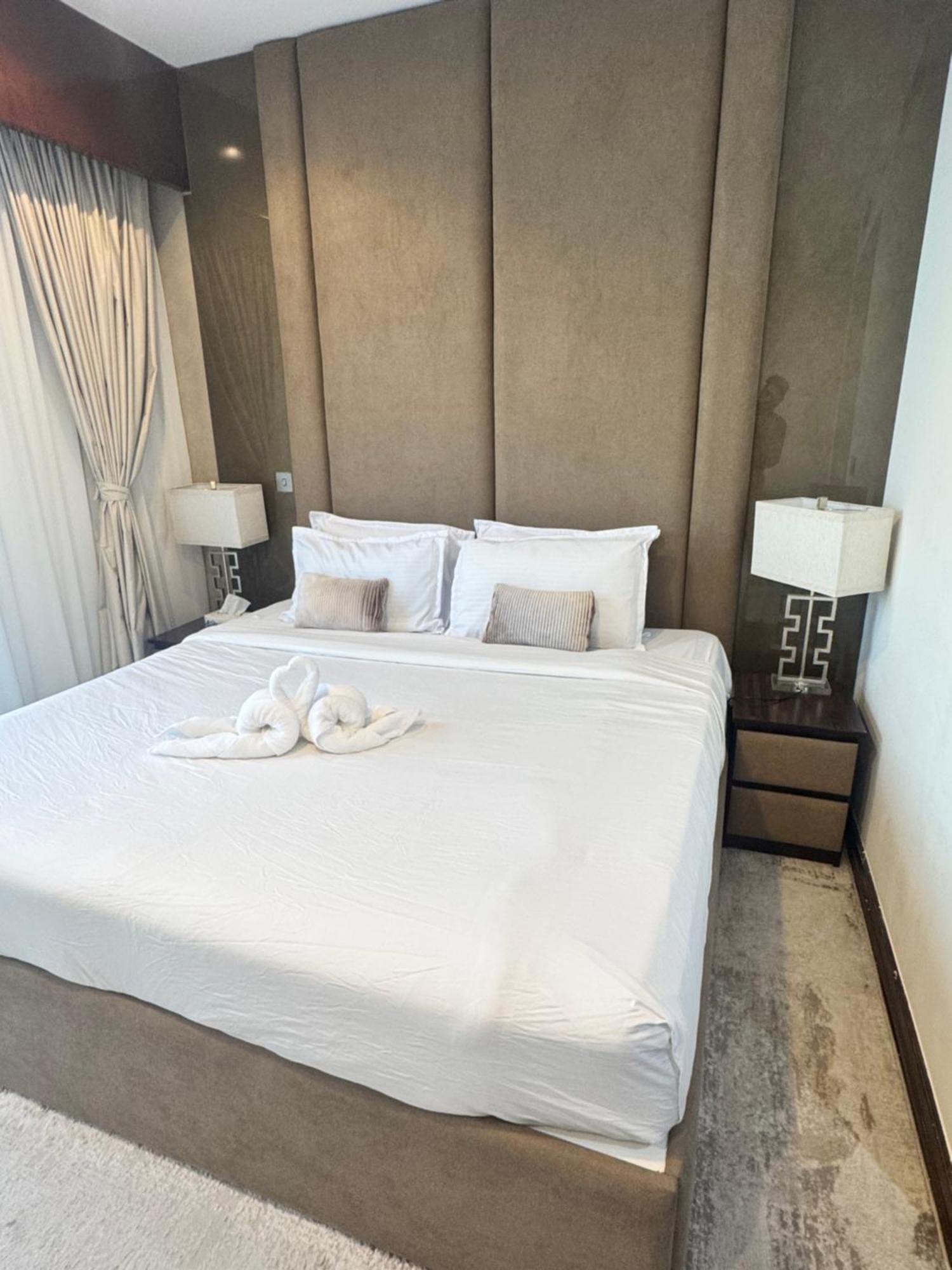 3br Penthouse - 5 Mins From Mall Apartment *